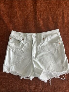 Levi’s White Distressed Women’s high rise Denim Shorts size 28